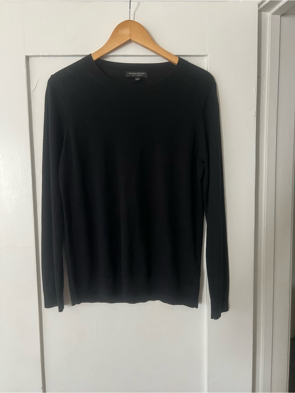 Banana Republic Women’s Black Cashmere Crewneck Sweater